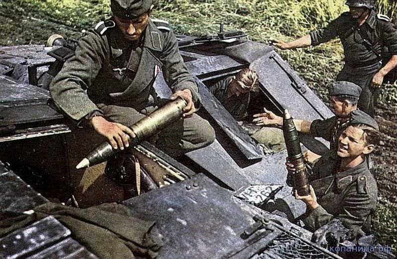 Загрузка боеприпасов в немецкое штурмовое орудие StuG III. 1943 г.