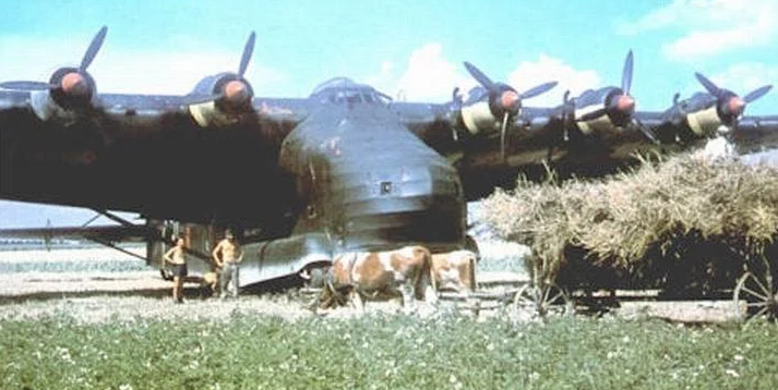 Мессершмитт Ме-323 «Гигант» на полевом аэродроме. 1943 г.