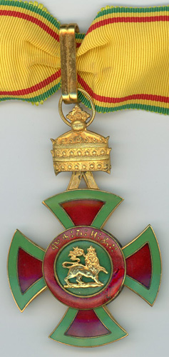 Рисунок орденской планки и знак Рыцаря-командора ордена Менелика II на шейной ленте.