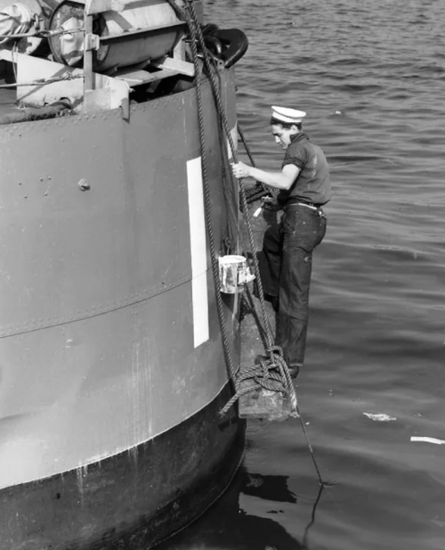 Обновление вымпела на корме корабля HMCS Restigouche. 1940 г.