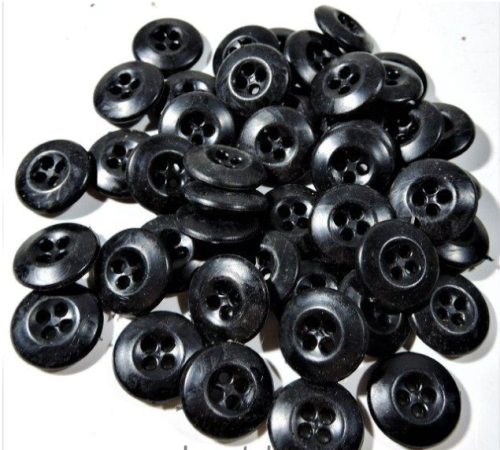 Пластиковые пуговицы vz.60 для блузки.