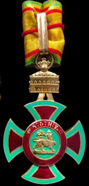Рисунок орденской планки и знак Командора ордена Менелика II на шейной ленте.