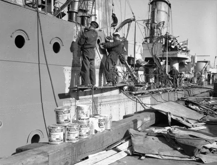Матросы красят эсминец HMCS Restigouche. 1940 г.