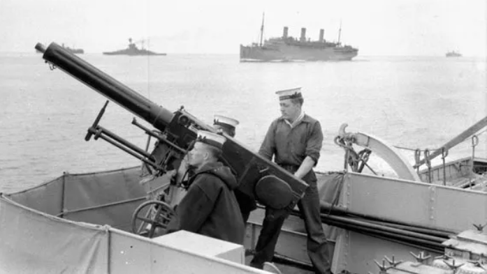 Двухфунтовое зенитное орудие на борту HMCS Assiniboine. 1940 г.
