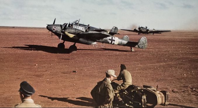 Подготовка к вылету тяжелого истребителя «Мессершмитт» Bf. 110 в Северной Африке. 1943 г.