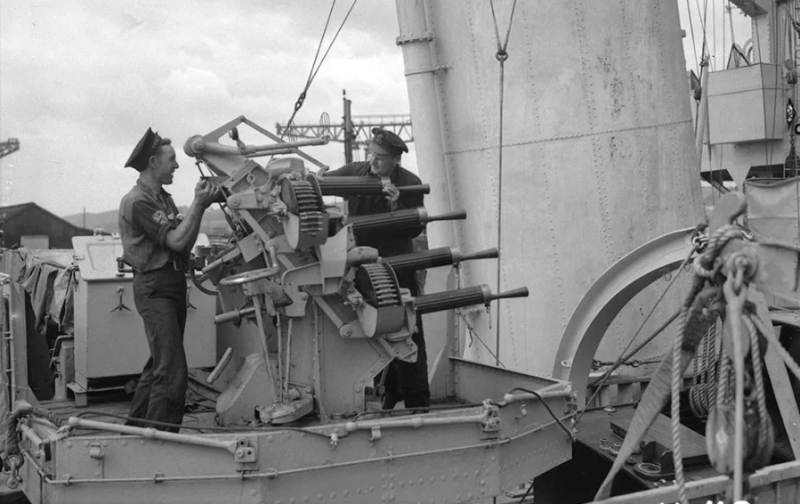 Счетверенные 2-фунтовые зенитные орудия на корабле HMCS Skeena. 1940 г.