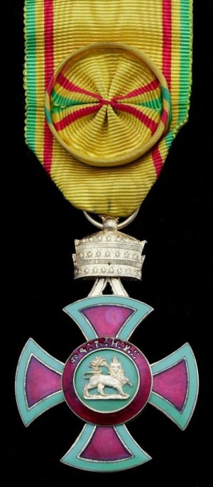 Рисунок орденской планки и знак Офицера ордена Менелика II на нагрудной ленте с розеткой.