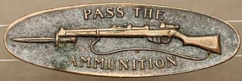 Бронзовый значок «Передай боеприпасы» армии Южной Африки.
