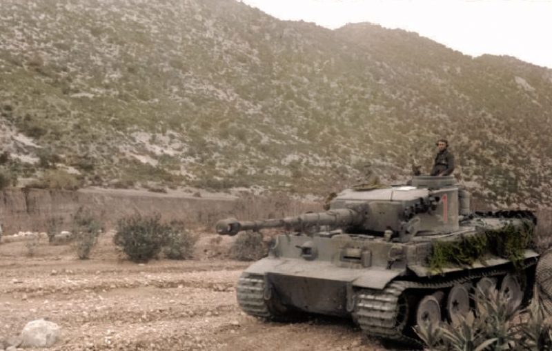 Panzer VI «Tiger I» из подразделения Schwere Panzer-Abteilung 504 в Тунисе. 1943 г.