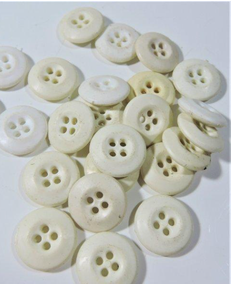 Пластиковые пуговицы vz.60 для блузки.