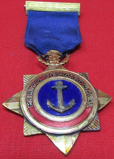 Медаль «За военно-морские технические заслуги» 2-го класса.