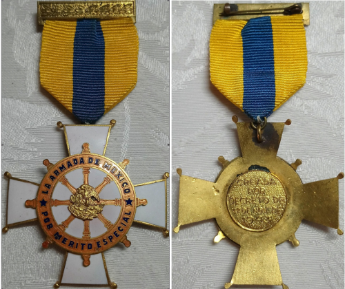 Аверс и реверс креста ВМС «За особые заслуги во время Второй мировой войны» 1-го класса.