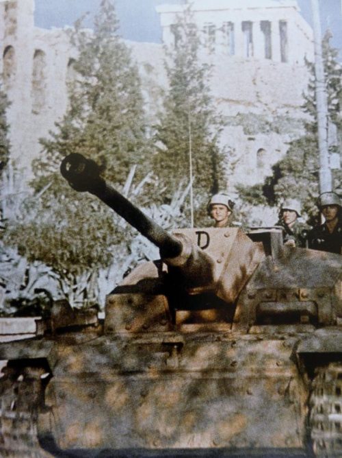 САУ StuG 40 Ausf. F/8 на фоне Акрополя в Афинах. 1943 г.