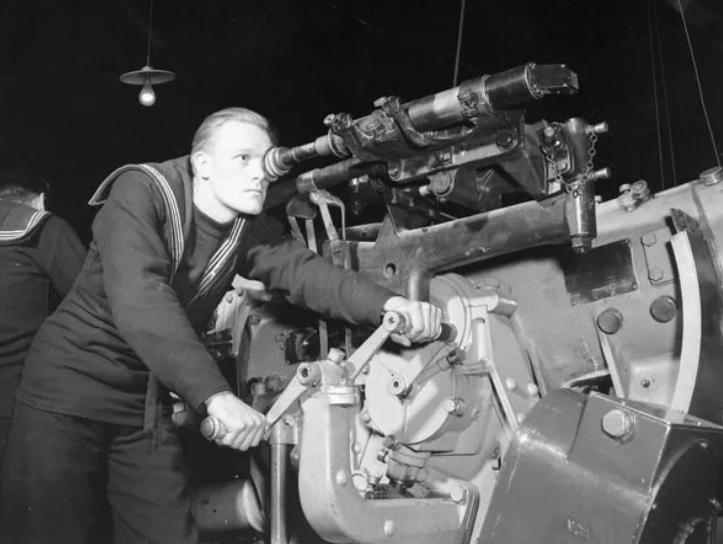 Матрос с учебным механизмом 4,7-дюймового орудия. 1940 г.