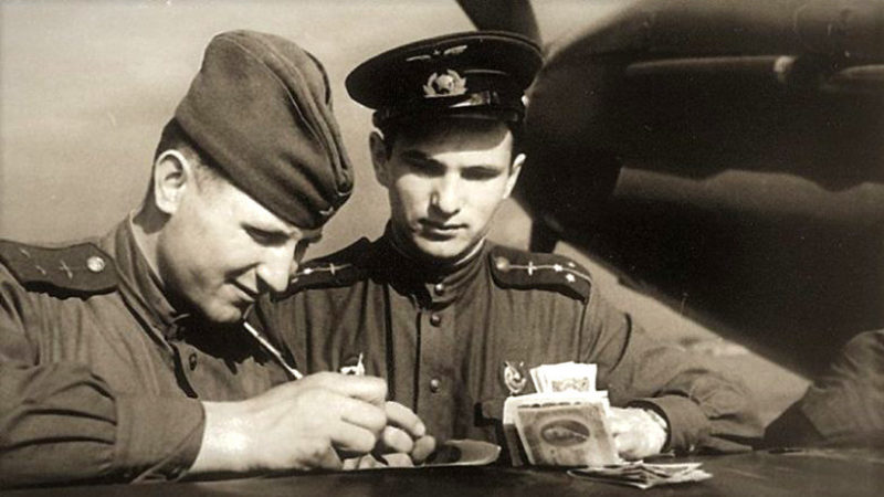 Военнослужащий ВВС получает премию за боевые заслуги.