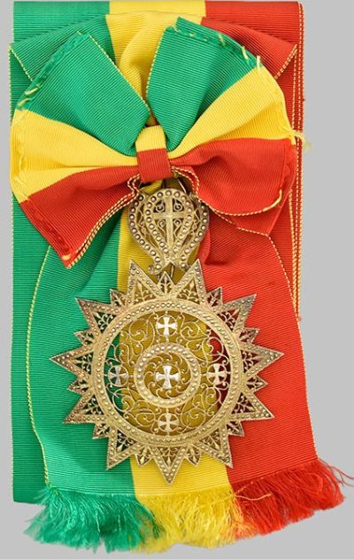Рисунок орденской планки и знак Большого креста Ордена Звезды Эфиопии на чрезплечной ленте.