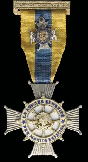 Крест ВМС «За особые заслуги во время Второй мировой войны» 2-го класса.