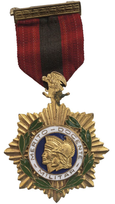 Аверс и реверс медали «За заслуги в образовании»1-го класса