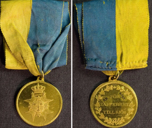 Аверс и реверс золотой медали «За храбрость на море».