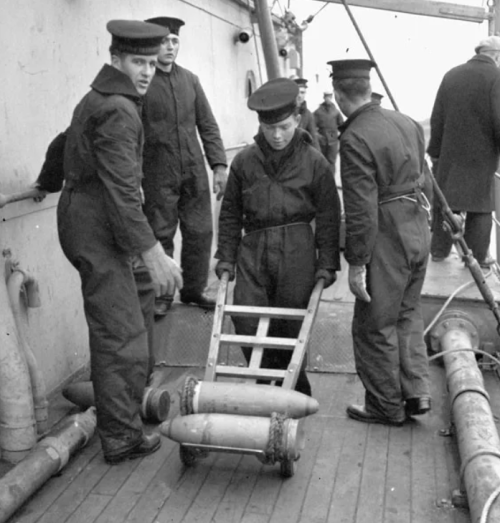 Матросы перевозят шестидюймовые снаряды на борту HMCS Prince David. 1941 г.