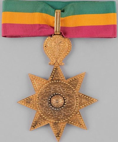 Рисунок орденской планки и знак Великого офицера Ордена Звезды Эфиопии на шейной ленте.