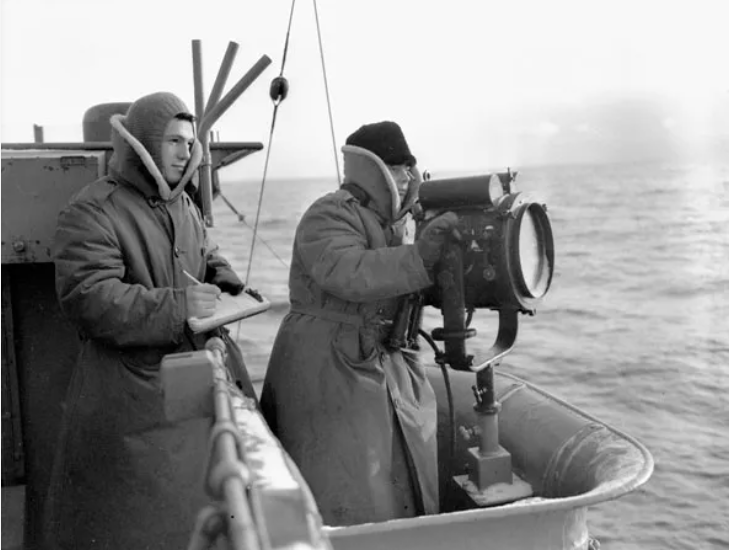 Сигнальщики на борту эсминца HMCS Assiniboine. 1940 г.