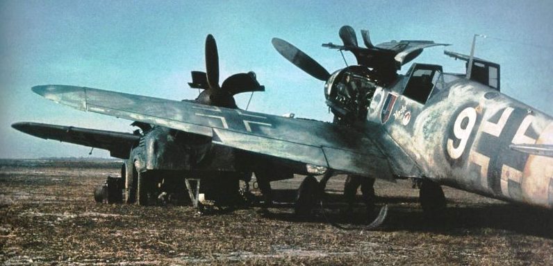 Обслуживание немецких истребителей Мессершмитт Bf. 109G-2 на аэродроме Славянск. 1943 г.