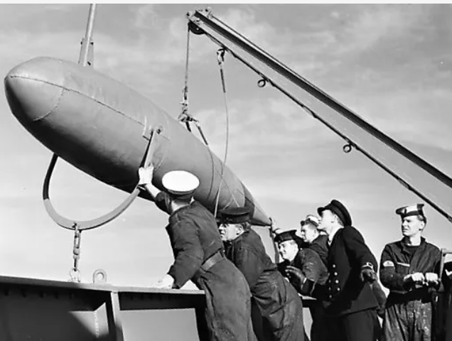Матросы спускают на воду поплавок-тральщик параванов с корабля HMCS Alberni. 1941 г.