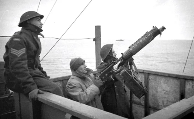 Пулеметный расчет на борту HMT Empress of Canada. 1941 г.
