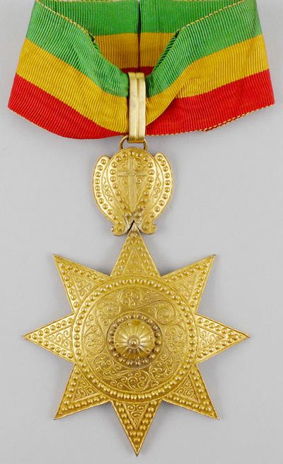 Рисунок орденской планки и знак Командора Ордена Звезды Эфиопии на шейной ленте.