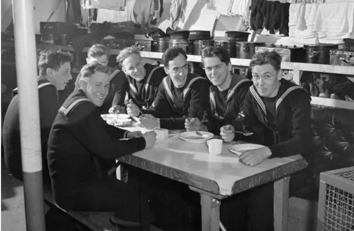 Матросы обедает на борту HMCS Agasiz. 1941 г.