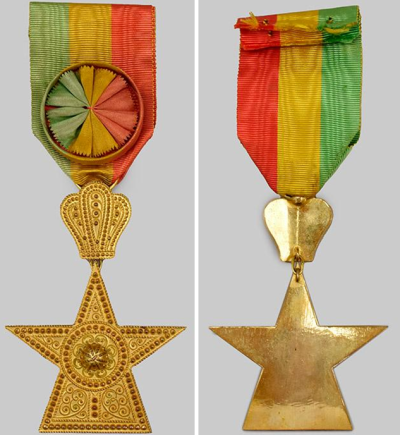 Рисунок орденской планки, аверс и реверс знака Офицера Ордена Звезды Эфиопии на нагрудной ленте с розеткой.