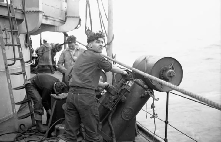 Подготовка к сбросу глубинных бомб с эсминца HMCS Saguenay на подводную лодку. 1941 г.
