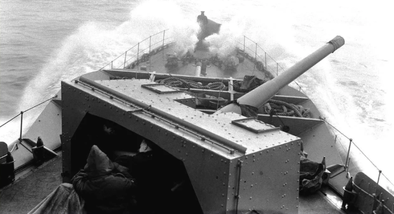 Вид на орудие QF 4,7-дюймового Mk. IX на баке HMCS Assiniboine. 1941 г.