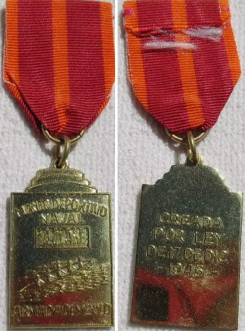 Аверс и реверс медали «За заслуги в морской пехоте» 1-го класса.