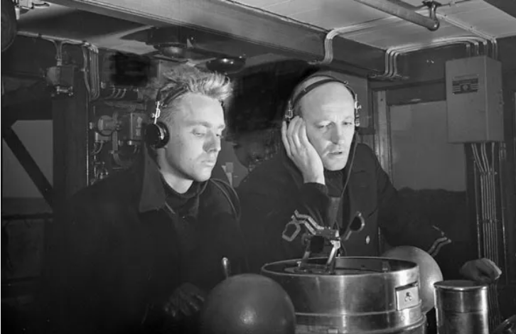 Офицеры у асдика на мостике HMCS Battleford. 1941 г.