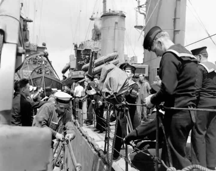 Доставка почты на эсминец HMCS St. Laurent. 1941 г.