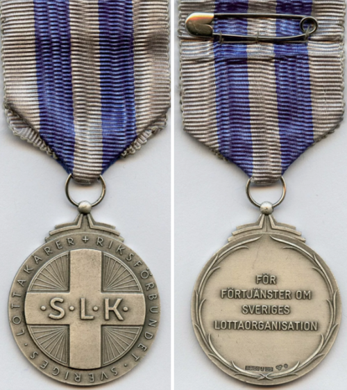 Аверс и реверс серебряной медали за заслуги Шведской женской добровольной организации обороны.