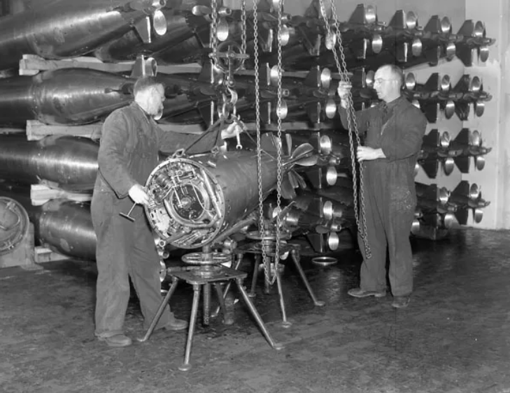 Рабочие, обслуживающие торпеды. Галифакс, 1941 г.
