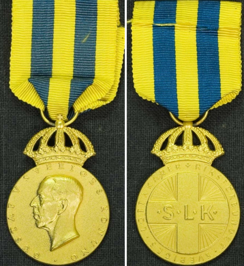 Орденская планка, аверс и реверс золотой медали за заслуги Шведской женской добровольной организации обороны.