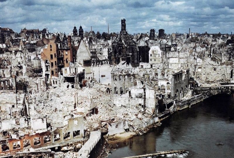 Разрушенный бомбардировками исторический центр немецкого города Нюрнберг. 1945 г.