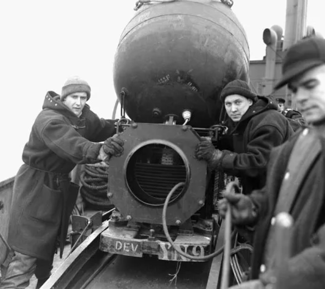 Матросы с миной на борту минного заградителя HMCS Sankaty у берегов Галифакса, 1941 г.