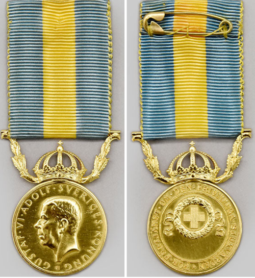 Аверс и реверс золотой медали Красного Креста за заслуги в добровольной медицинской помощи мужчинам I степени.