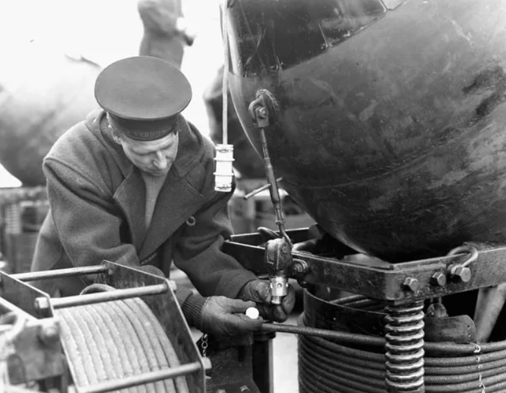 Матросы с миной на борту минного заградителя HMCS Sankaty у берегов Галифакса, 1941 г.