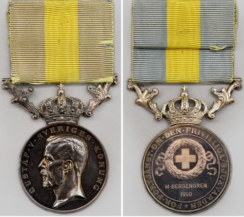 Аверс и реверс серебряной медали Красного Креста за заслуги в добровольной медицинской помощи мужчинам II степени.