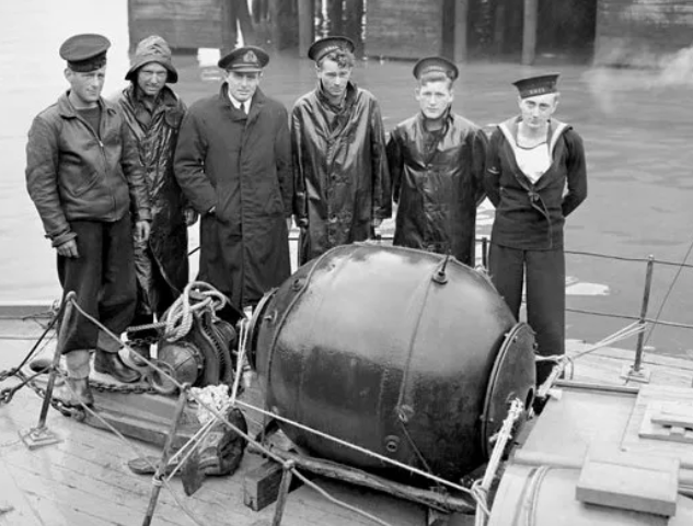 Матросы с миной на борту минного заградителя HMCS Sankaty у берегов Галифакса, 1941 г.