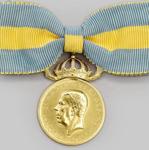 Аверс и реверс золотой медали Красного Креста за заслуги в добровольном медицинском обслуживании женщин I степени.