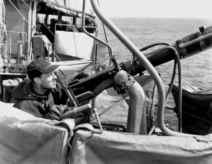 Матрос у пулемета калибра .50 на борту корабля HMCS St. Croix. 1941 г.