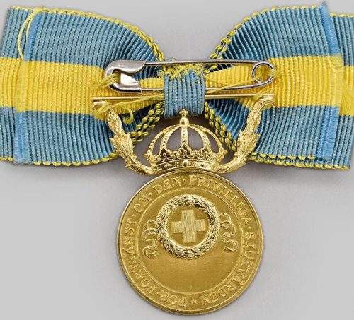 Аверс и реверс золотой медали Красного Креста за заслуги в добровольном медицинском обслуживании женщин I степени.