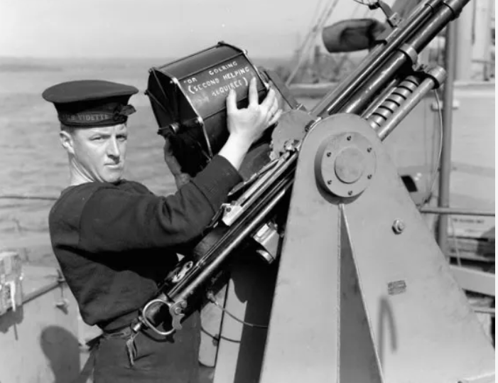 Матрос загружает боезапас в 20-мм зенитную пушку Hispano. 1941 г.